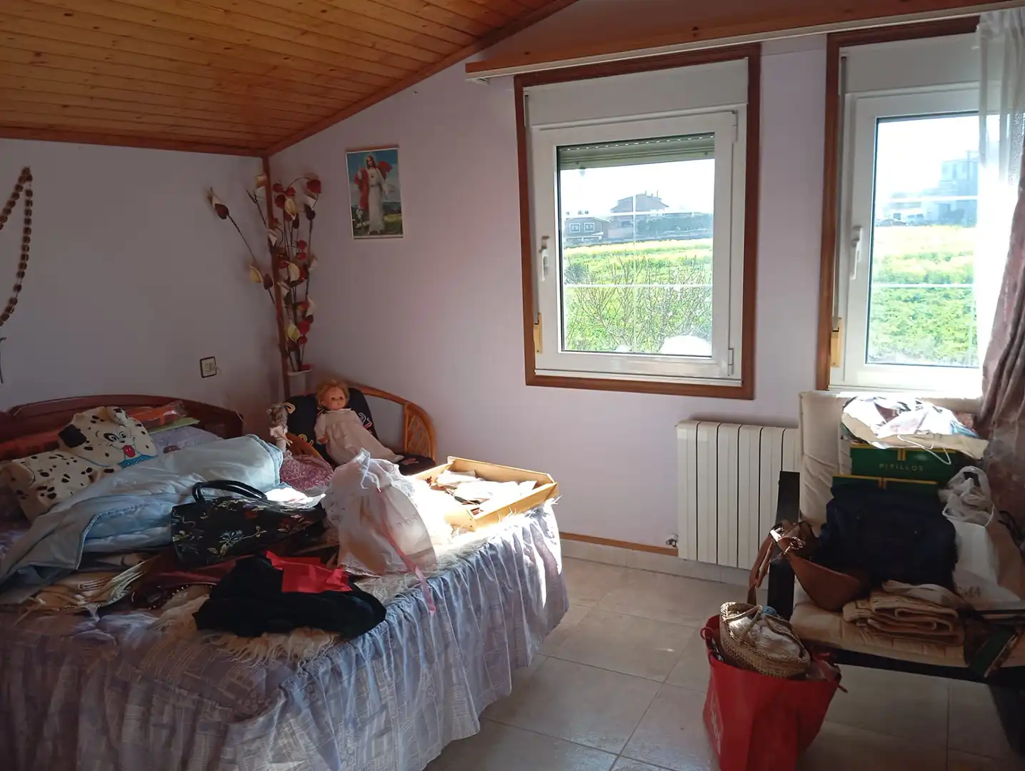Dormitori de Casa o xalet en venda en Carballo amb Calefacció, Jardí privat i Moblat