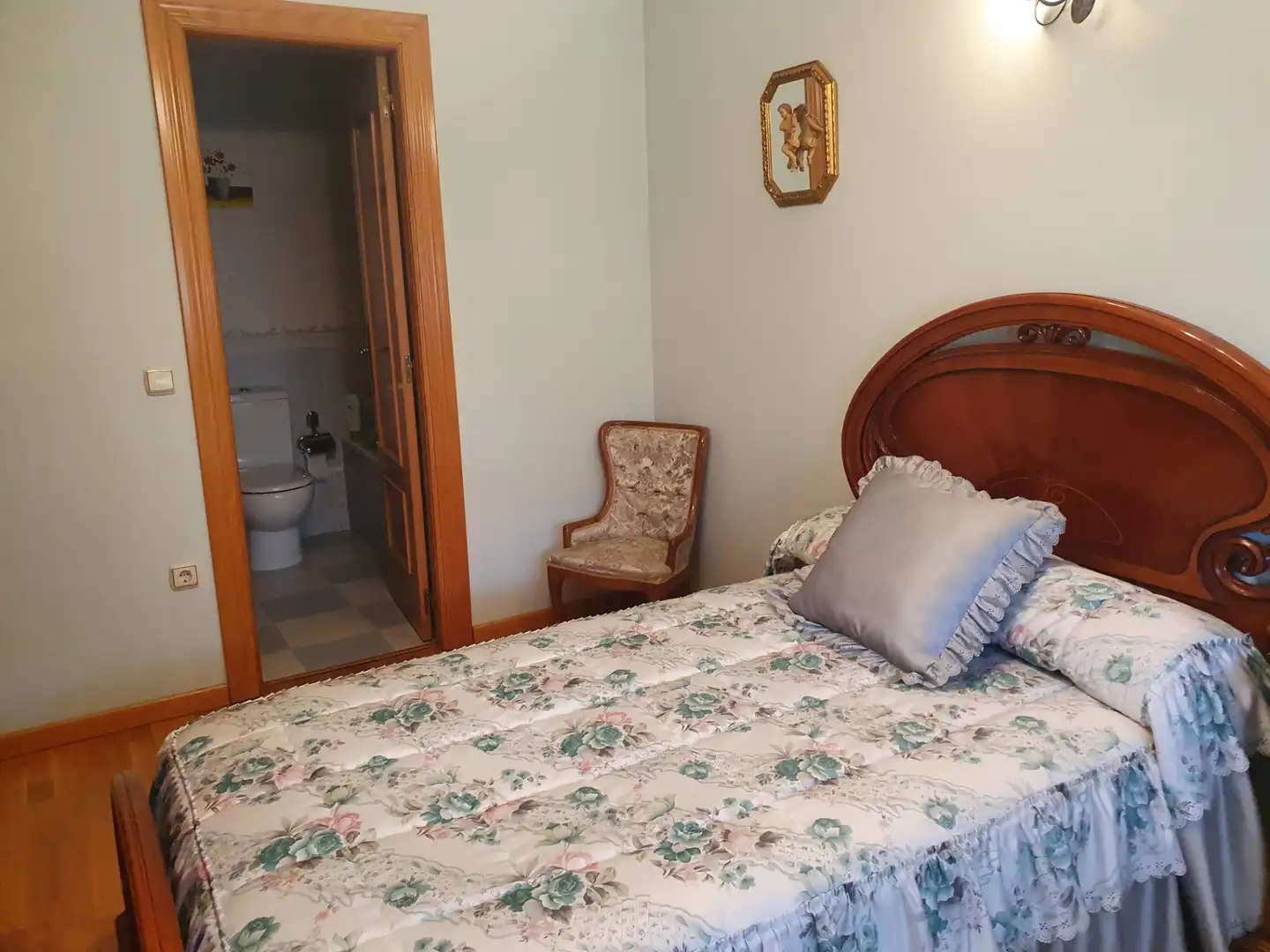 Dormitori de Casa o xalet en venda en León Capital  amb Calefacció, Jardí privat i Forn