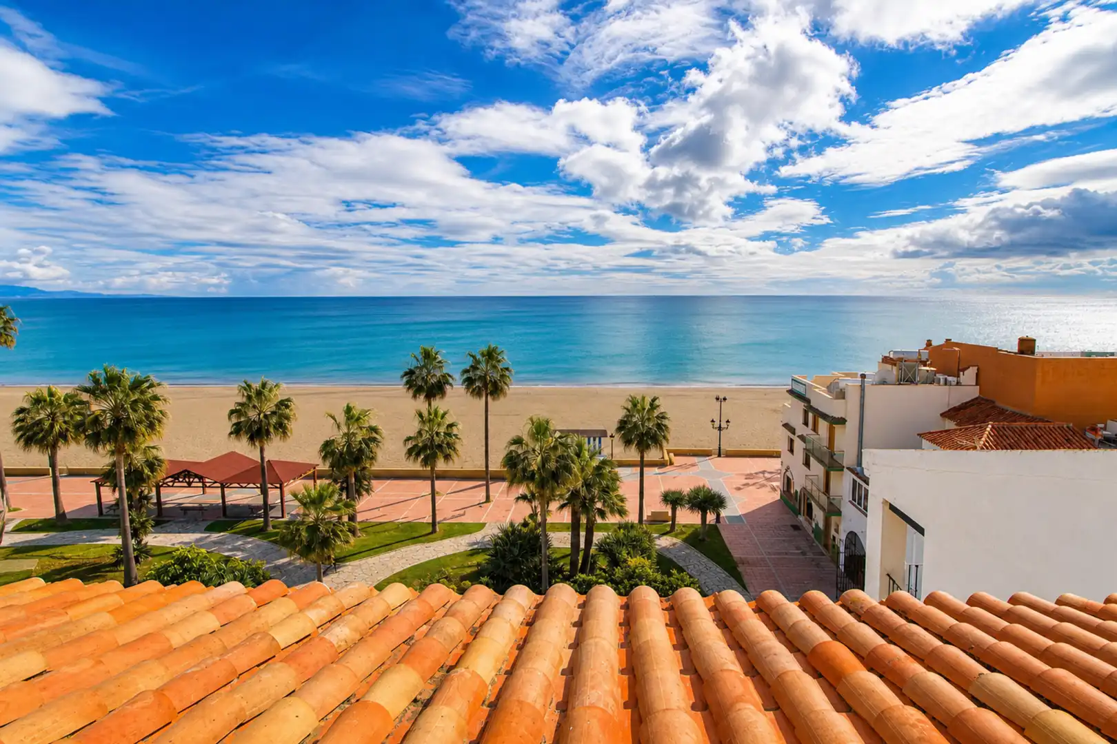 Außenansicht von Dachboden zum Verkauf in Manilva mit Klimaanlage, Terrasse und Schwimmbad