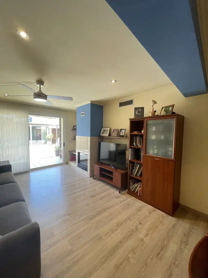 Sala de estar de Casa adosada en venta en Porqueres con Aire acondicionado, Terraza y Balcón