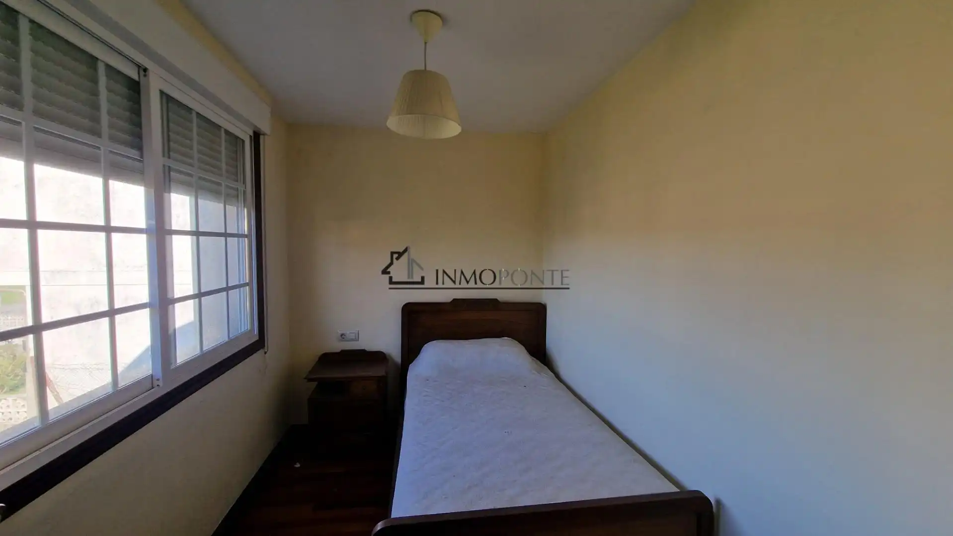 Dormitori de Casa o xalet en venda en Pontevedra Capital  amb Jardí privat