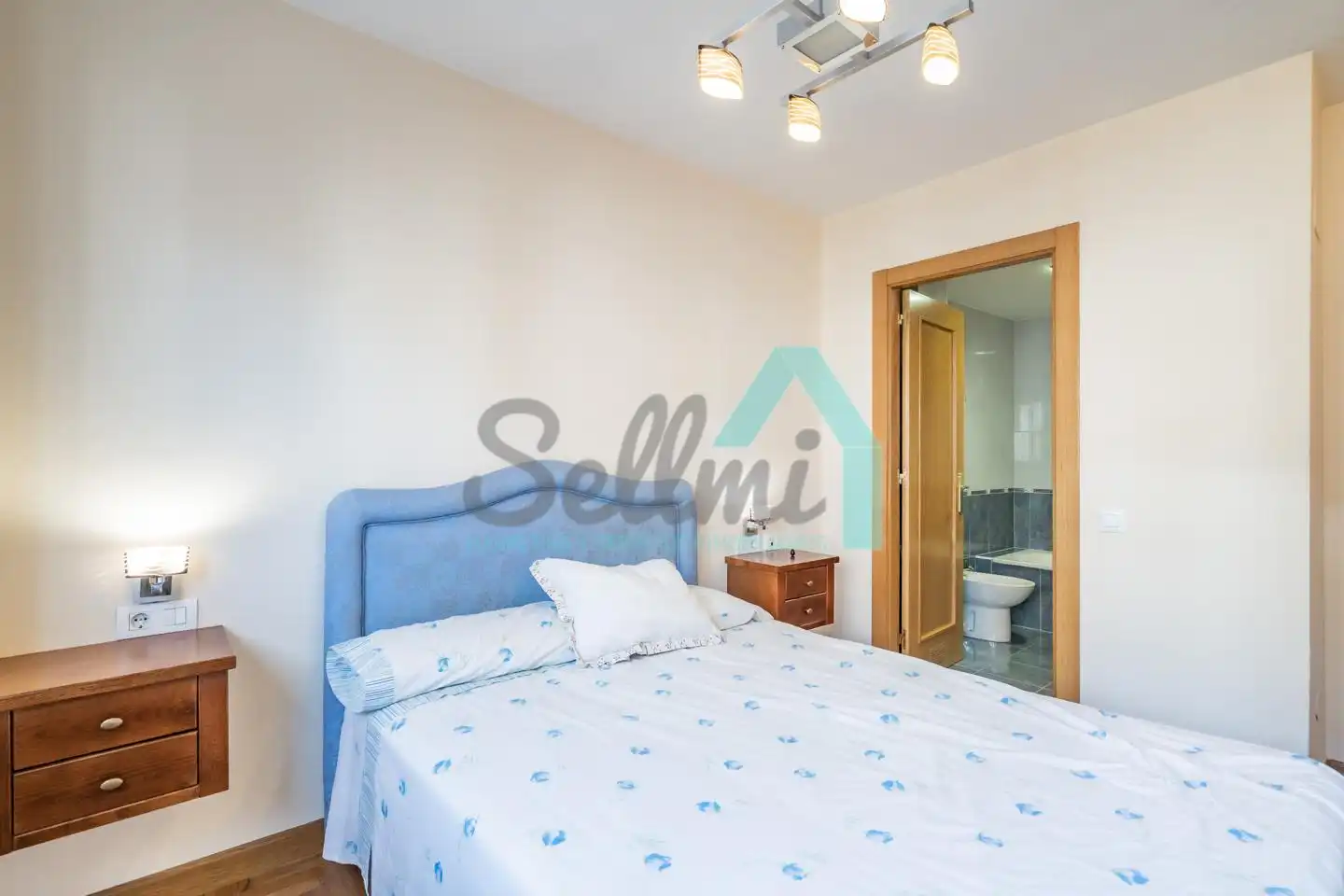 Bedroom of Flat for rent in Oviedo   with Heating, Parquet flooring and Furnished