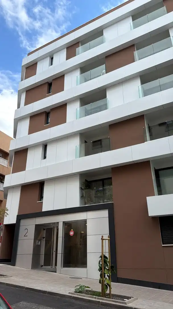 Außenansicht von Wohnung zum Verkauf in  Santa Cruz de Tenerife Capital mit Klimaanlage, Terrasse und Abstellraum