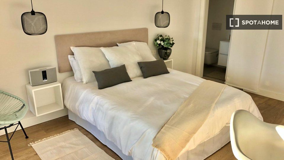 Habitación de Piso de alquiler en  Barcelona Capital con Aire acondicionado, Calefacción y Amueblado