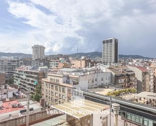 Vista exterior de Pis en venda en  Barcelona Capital amb Terrassa i Piscina comunitària