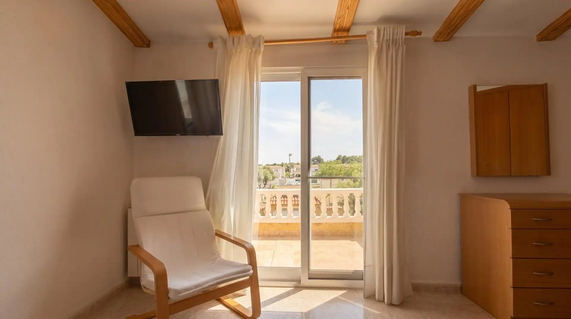 Sala d'estar de Casa o xalet en venda en La Pobla de Vallbona amb Aire condicionat, Calefacció i Jardí privat