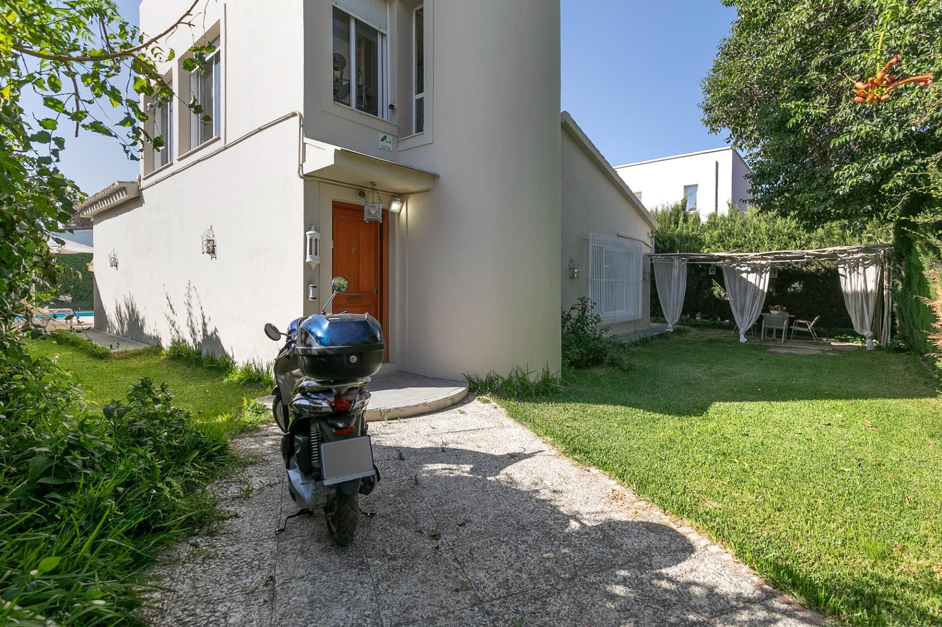 Vista exterior de Casa o xalet en venda en Las Gabias amb Aire condicionat, Jardí privat i Parquet