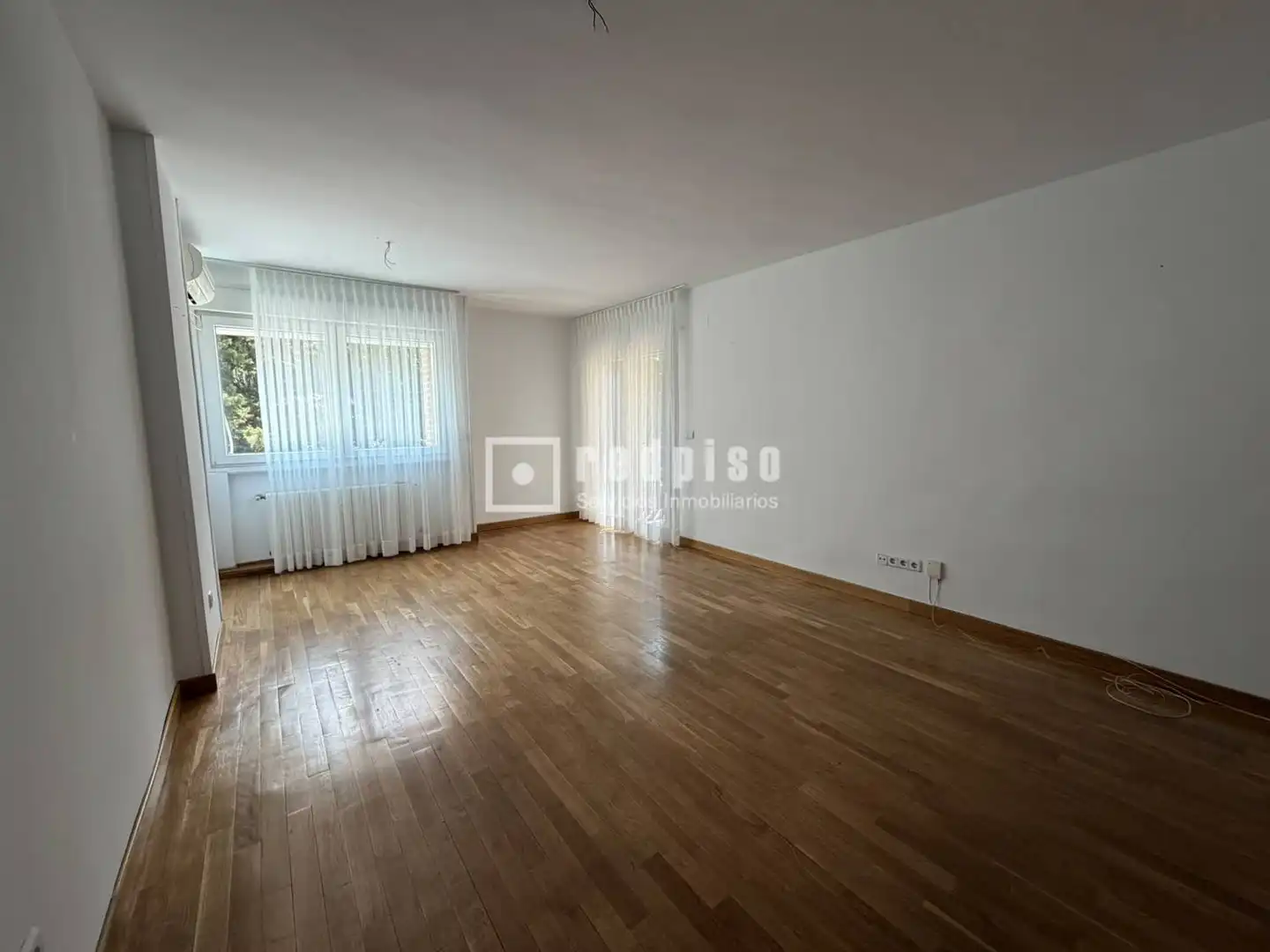 Living room of Flat for rent in Madrid  with Air Conditioner, Parquet flooring and Terrace