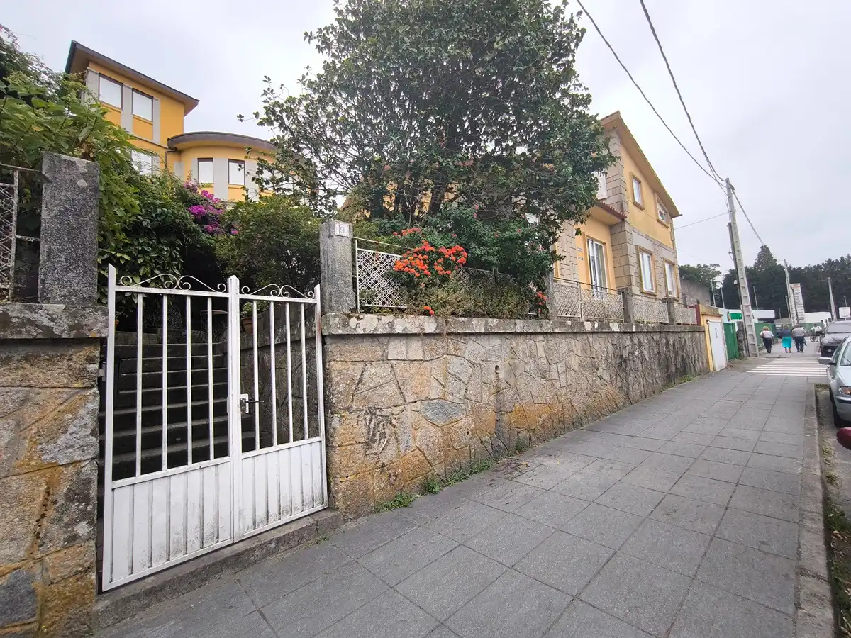 Vista exterior de Casa o chalet en venta en Vilagarcía de Arousa con Calefacción, Jardín privado y Parquet