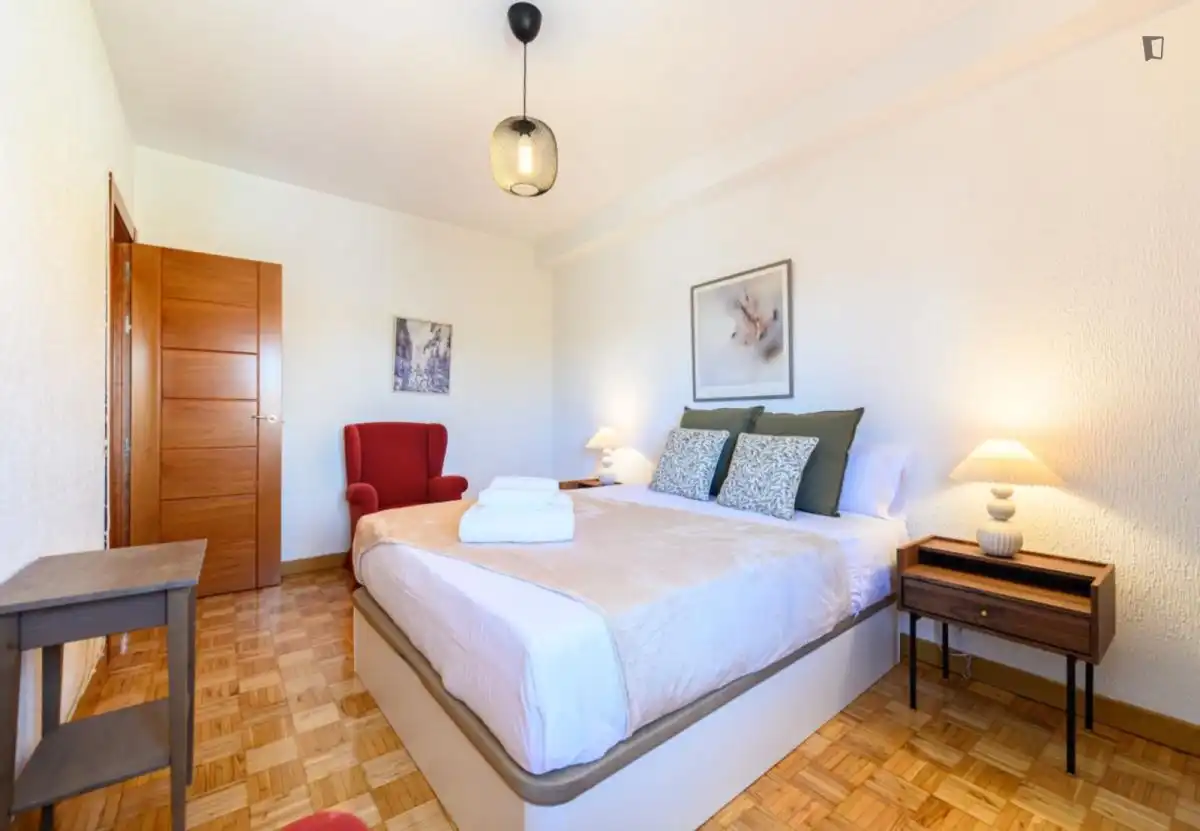 Dormitori de Apartament de lloguer en Madrid amb Aire condicionat, Moblat i Forn