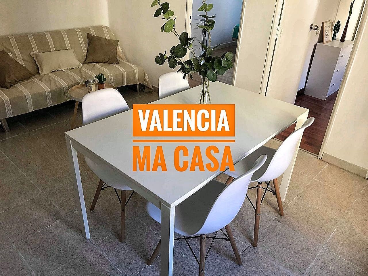 Comedor de Piso de alquiler en  Valencia Capital con Aire acondicionado, Calefacción y Amueblado