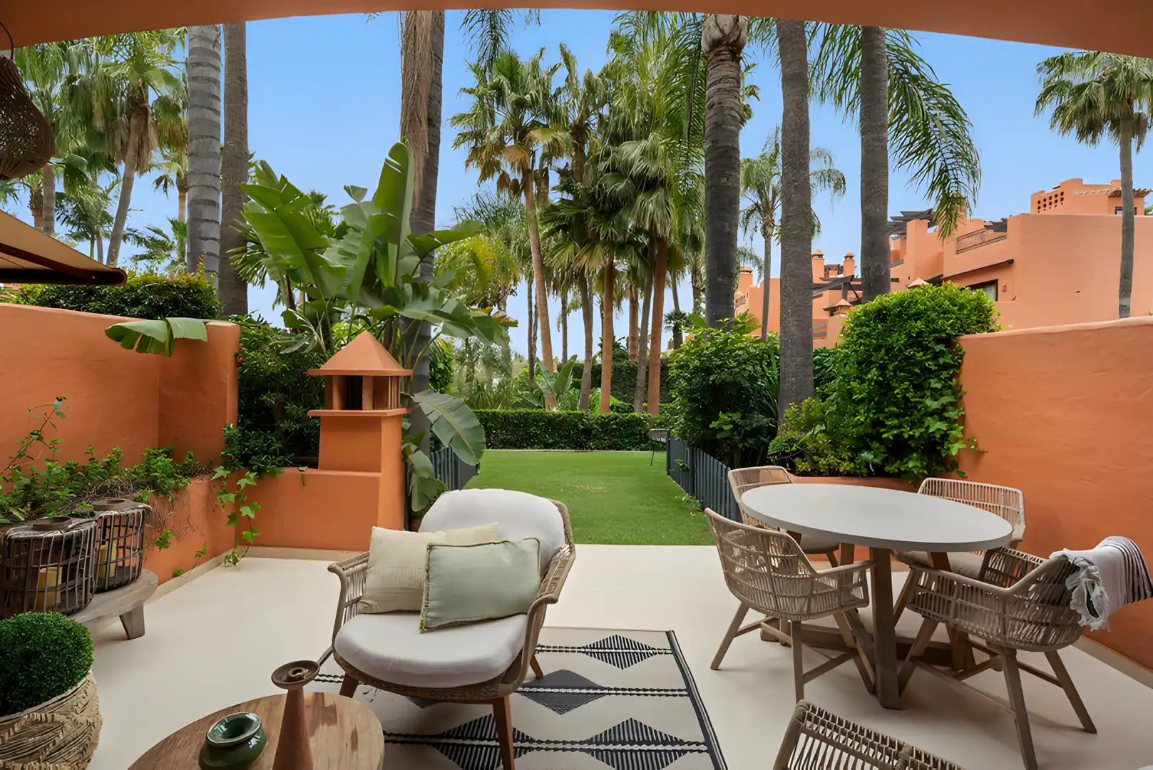 Terrasse von Einfamilien-Reihenhaus zum Verkauf in Marbella mit Klimaanlage, Terrasse und Schwimmbad