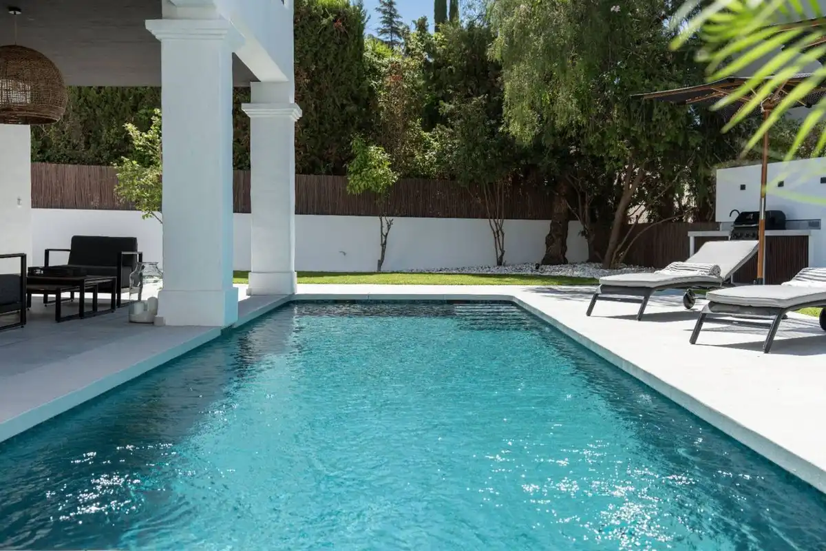 Piscina de Casa o chalet de alquiler en Estepona con Aire acondicionado, Jardín privado y Terraza
