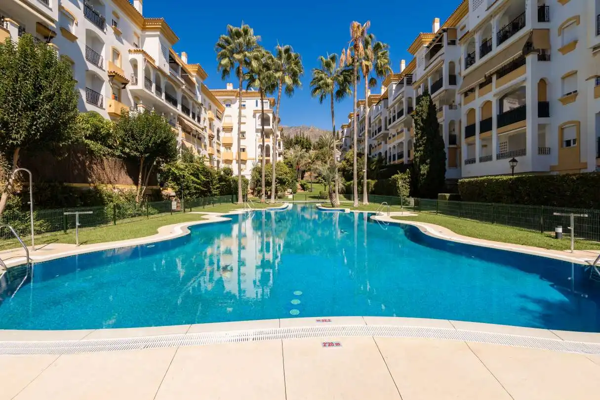 Außenansicht von Wohnung zum Verkauf in Marbella mit Klimaanlage, Heizung und Privatgarten
