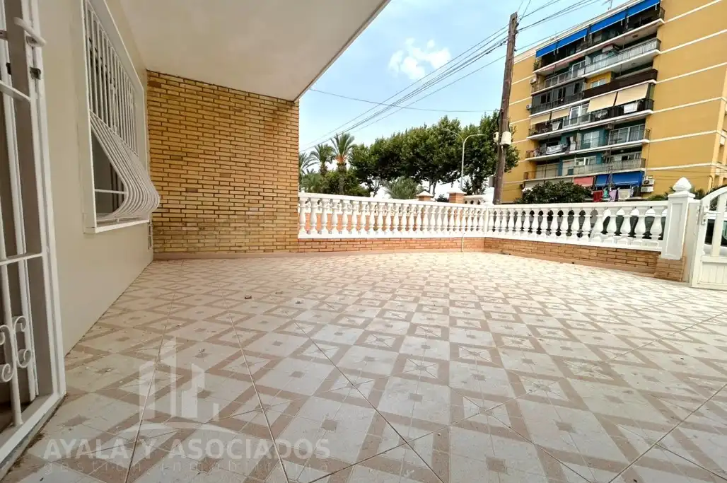 Terrasse von Einfamilien-Reihenhaus zum Verkauf in Cartagena mit Klimaanlage, Heizung und Privatgarten