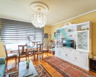 Sala d'estar de Pis per a compartir en Gijón  amb Calefacció, Parquet i Moblat