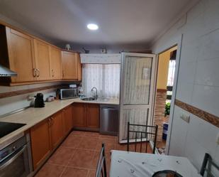 Cuina de Casa adosada en venda en Algeciras amb Jardí privat, Traster i Piscina comunitària