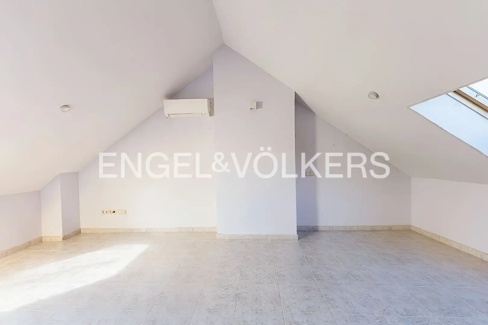 Haus oder Chalet zum Verkauf in Madrid mit Klimaanlage, Heizung und Privatgarten