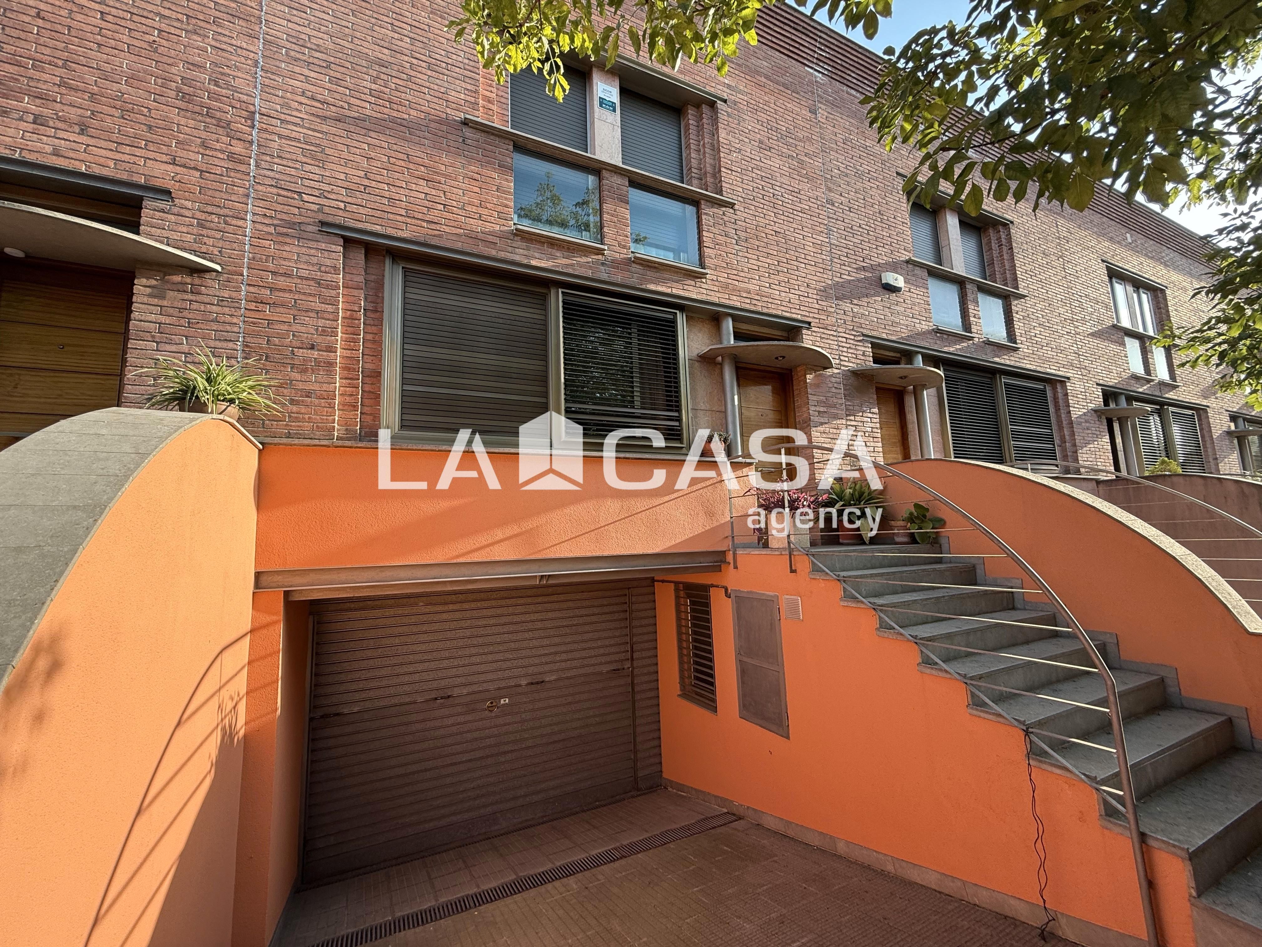 Vista exterior de Casa adosada en venda en Granollers amb Terrassa, Traster i Balcó