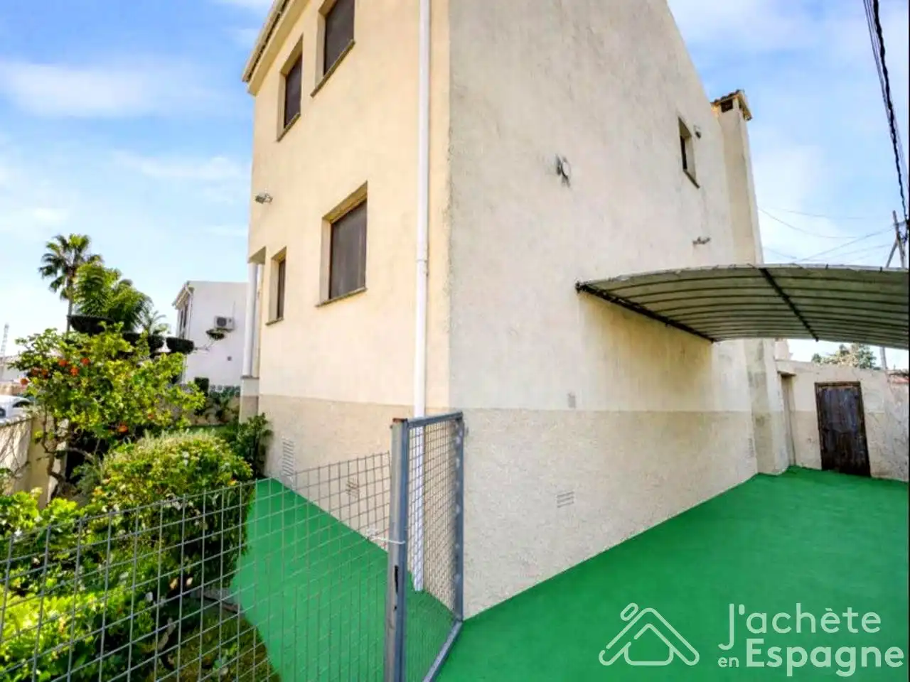 Vista exterior de Casa o xalet en venda en Vinaròs amb Aire condicionat, Jardí privat i Terrassa