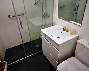 Bany de Apartament de lloguer en Vigo  amb Balcó