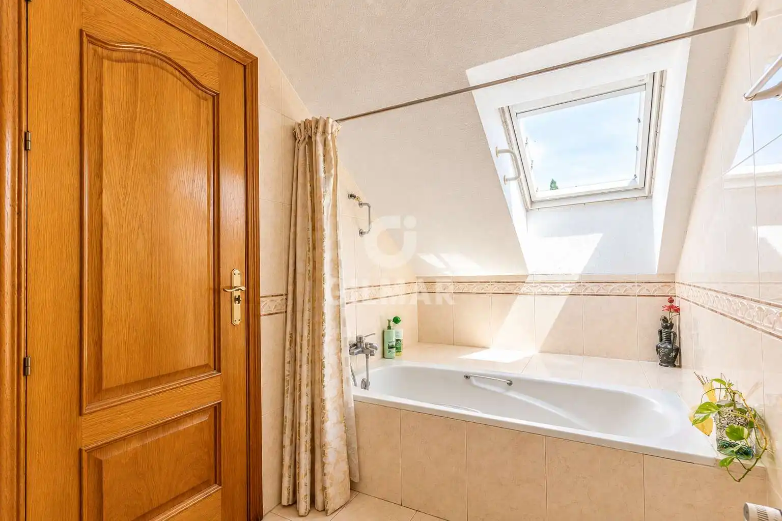 Bathroom of Flat for sale in Boadilla del Monte  with Heating, Private garden and Storage room