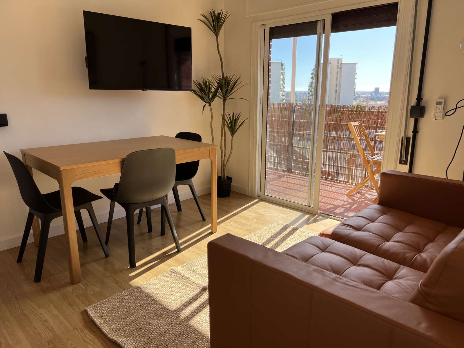 Sala de estar de Apartamento para compartir en L'Hospitalet de Llobregat con Aire acondicionado, Terraza y Amueblado