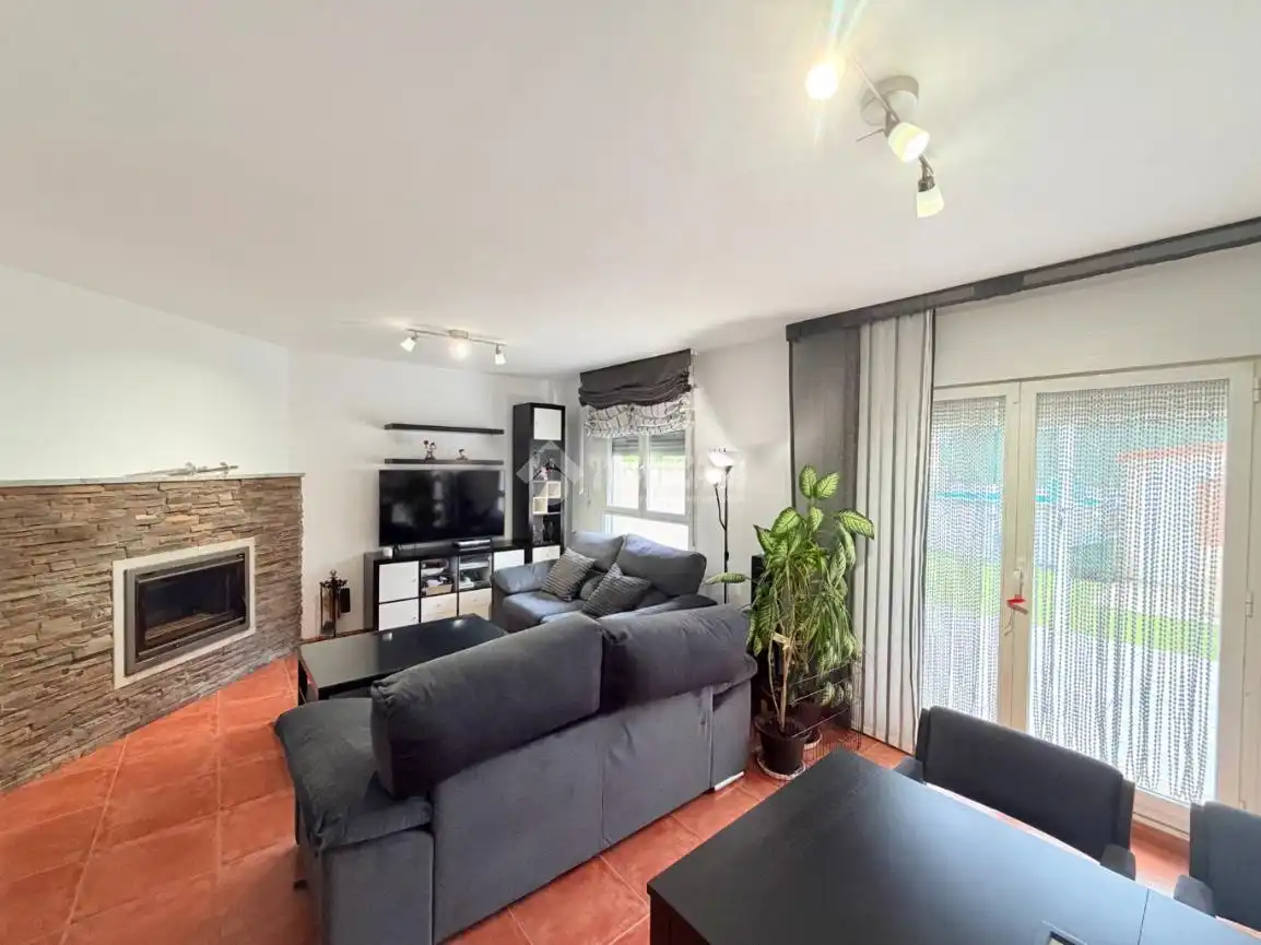 Sala de estar de Casa adosada en venta en Hontanares de Eresma con Calefacción