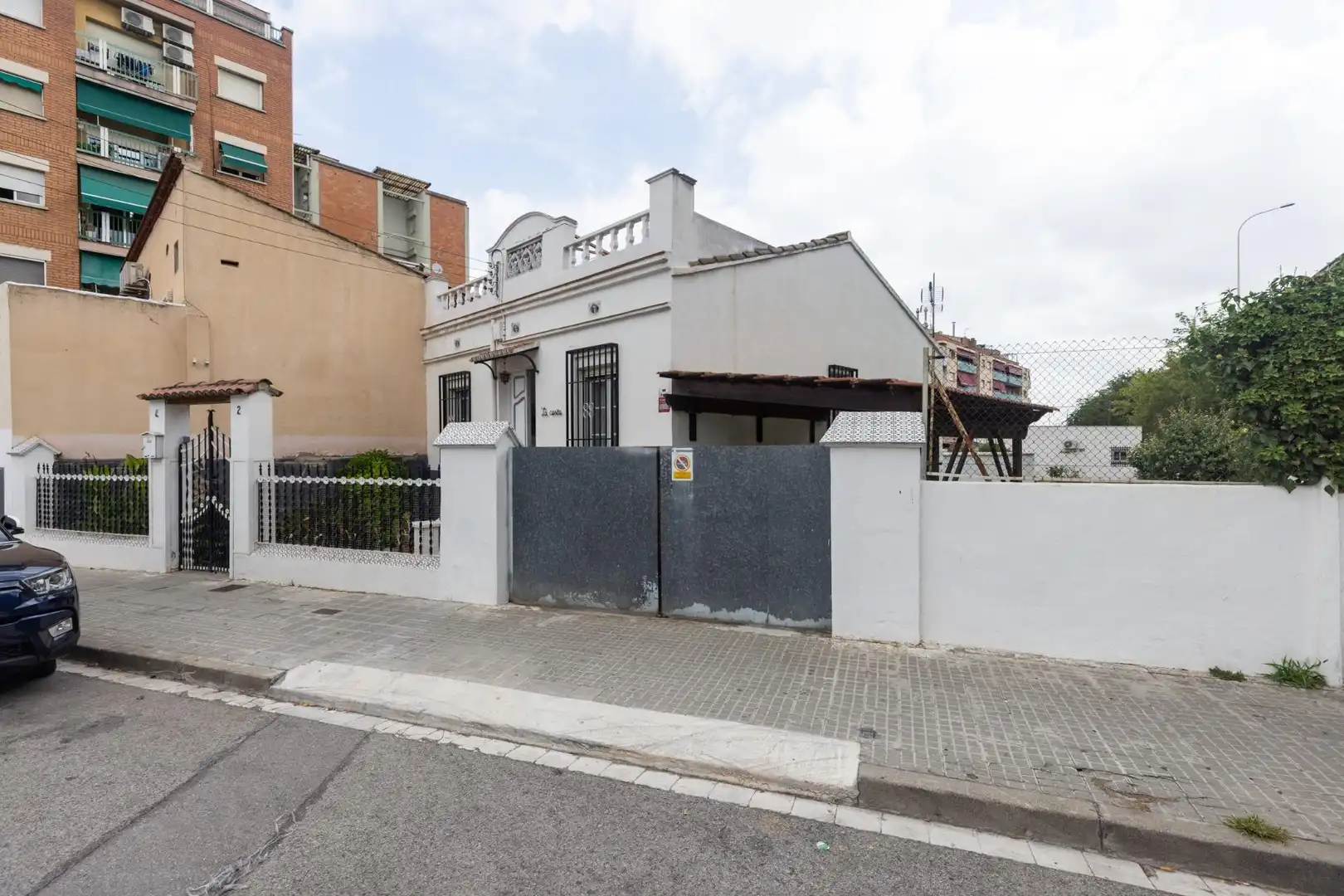 Vista exterior de Casa o xalet en venda en Montcada i Reixac amb Aire condicionat, Calefacció i Jardí privat