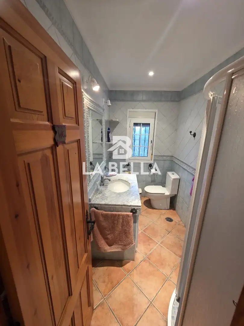 Bany de Casa o xalet en venda en Sevilla amb Aire condicionat, Jardí privat i Traster