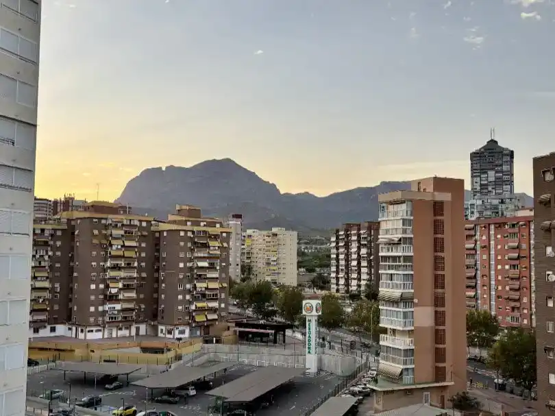 Außenansicht von Wohnung zur Miete in Benidorm mit Klimaanlage, Parkett und Schwimmbad