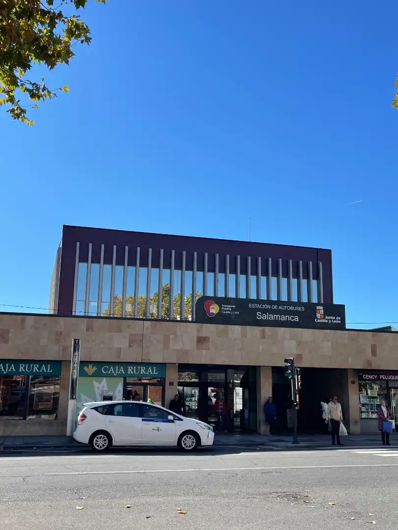 Vista exterior de Local en venta en Salamanca con Alarma