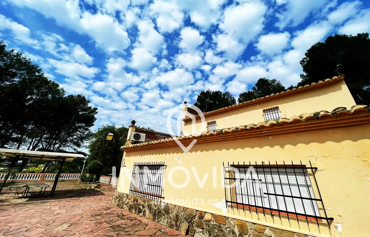 Vista exterior de Casa o xalet en venda en Xàtiva amb Terrassa, Traster i Piscina