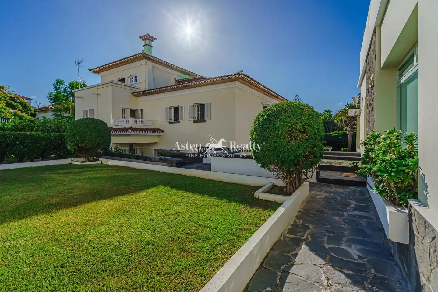 Vista exterior de Casa o xalet en venda en Santa Cruz de Tenerife amb Aire condicionat, Terrassa i Piscina