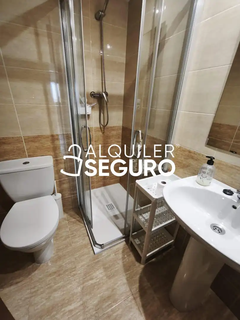 Bathroom of Flat for rent in Zaragoza  with Air Conditioner, Heating and Terrace