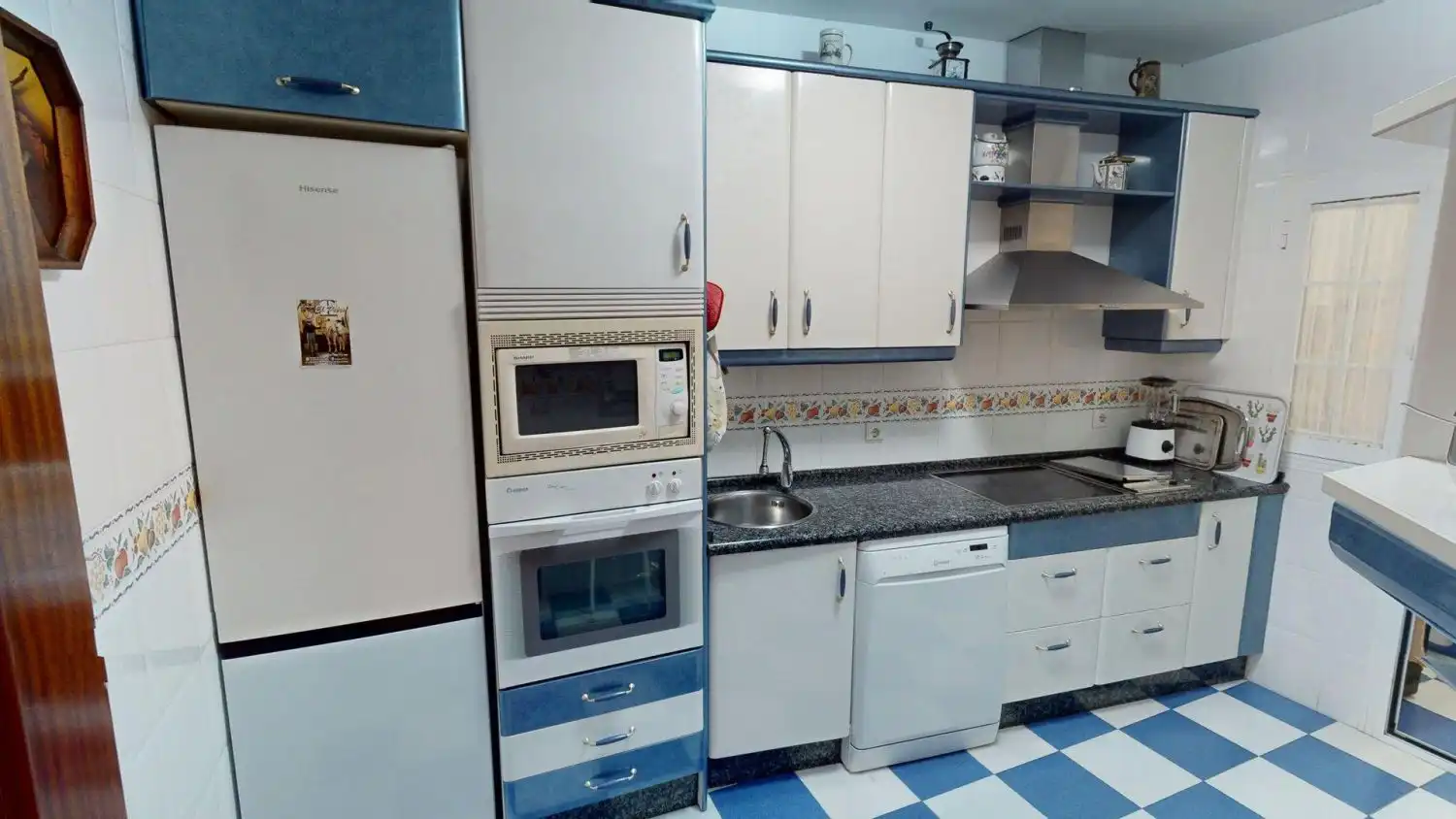 Kitchen of Flat for sale in Sevilla  with Air Conditioner, Heating and Balcony