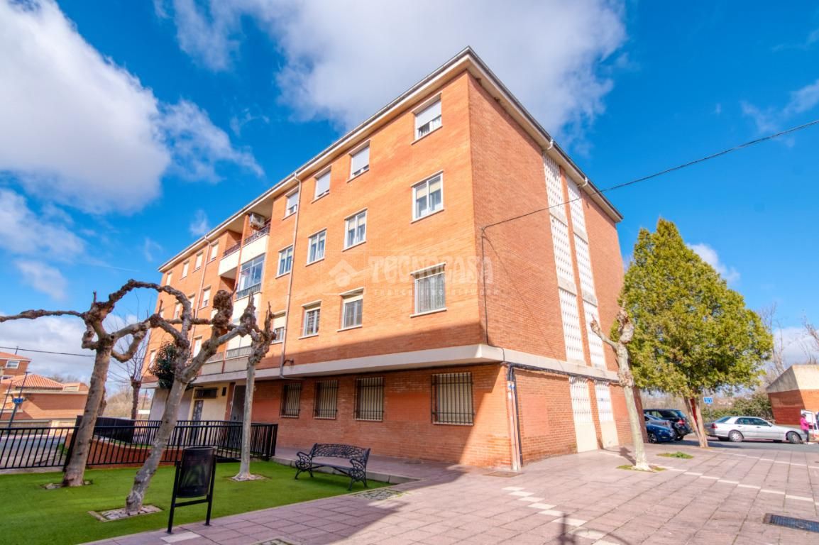 Vista exterior de Piso en venta en Santa Marta de Tormes con Calefacción
