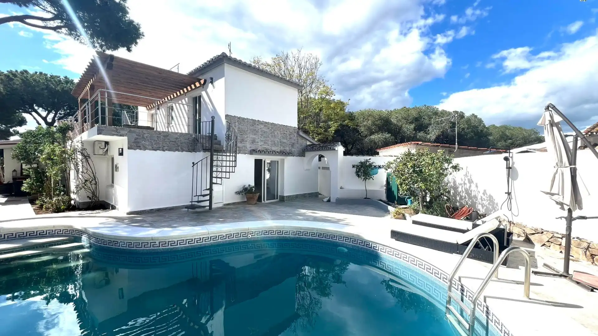 Piscina de Casa o chalet de alquiler en Marbella con Aire acondicionado, Calefacción y Jardín privado