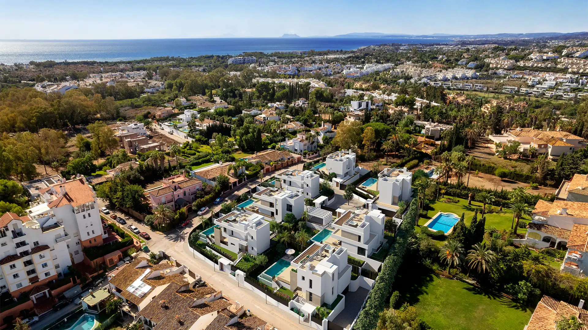 Vista exterior de Casa o xalet en venda en Estepona amb Aire condicionat, Jardí privat i Terrassa