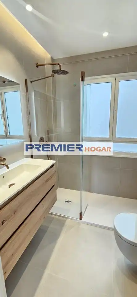 Bathroom of Flat for sale in Madrid  with Air Conditioner, Heating and Terrace