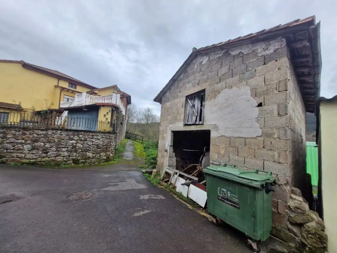 Vista exterior de Casa o chalet en venta en Los Corrales de Buelna  con Terraza, Trastero y Balcón