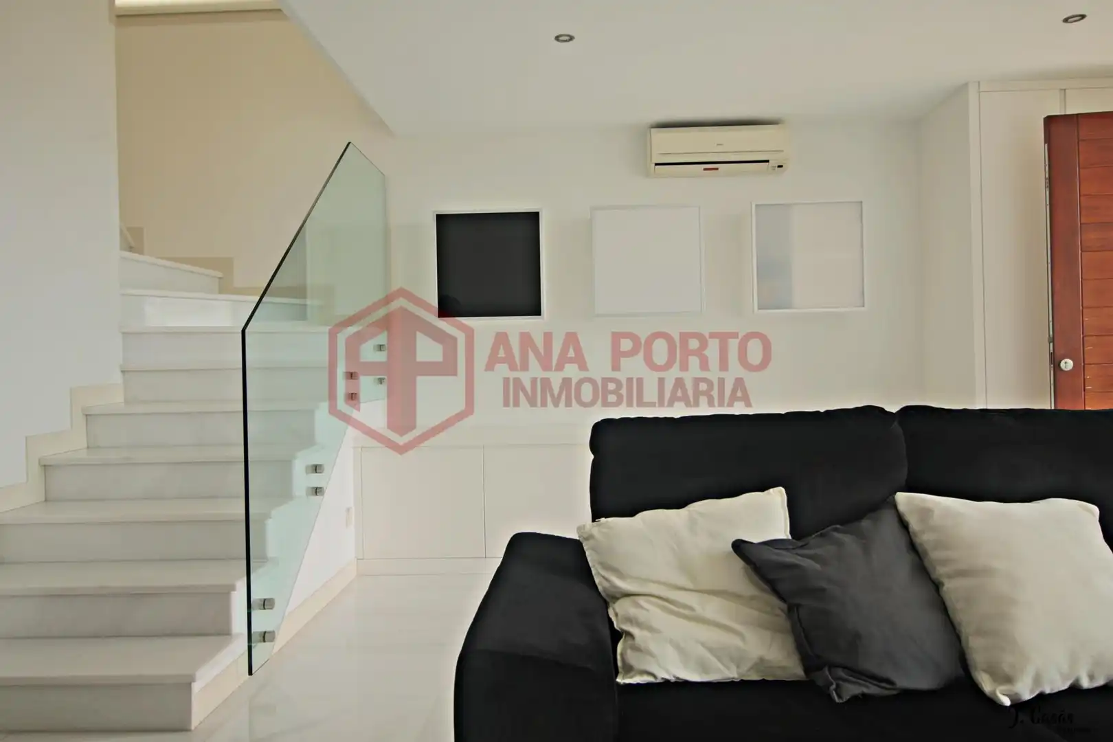 Sala d'estar de Casa adosada en venda en O Grove   amb Calefacció, Jardí privat i Parquet