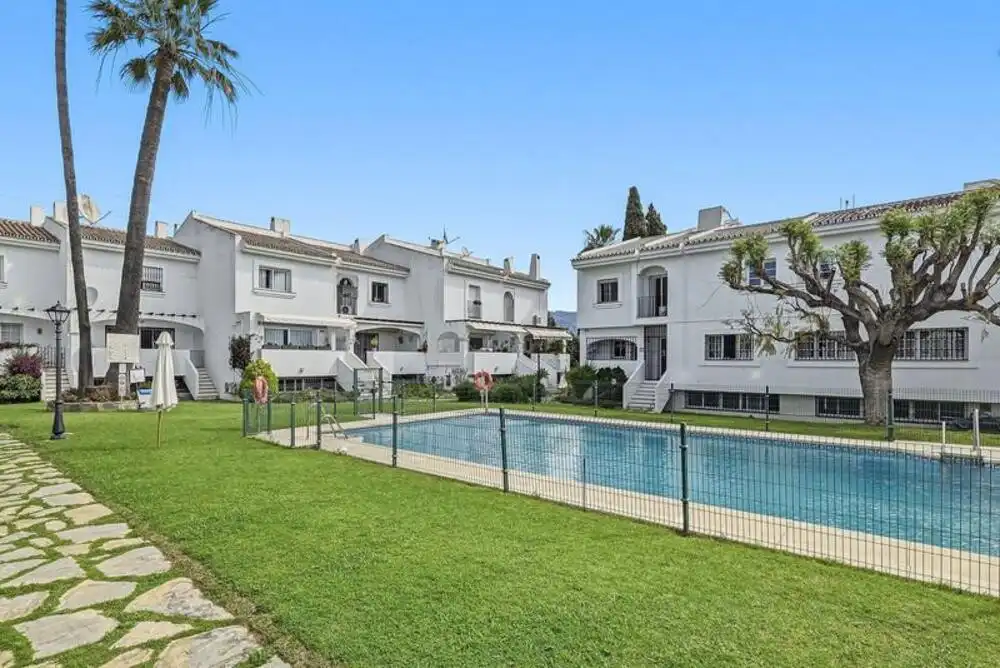 Reihenhaus mit Terrasse zum Verkauf in Nueva Andalucía, imagen 2
