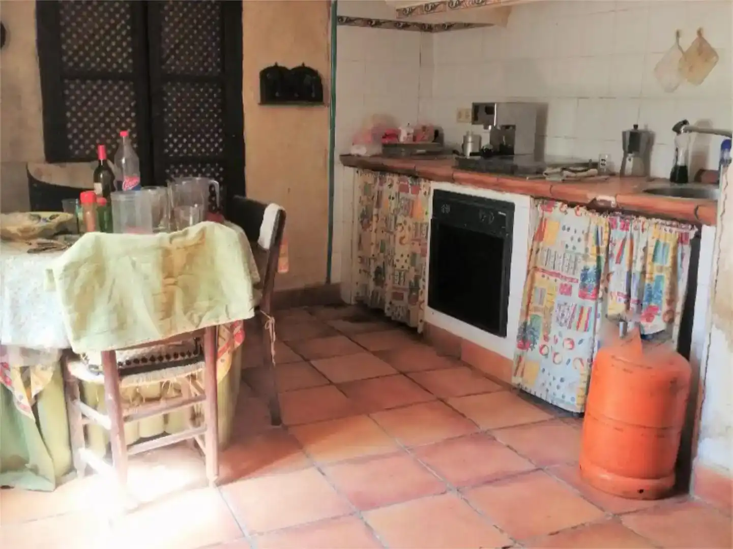 Cuina de Finca rústica en venda en Hueva amb Jardí privat, Traster i Moblat