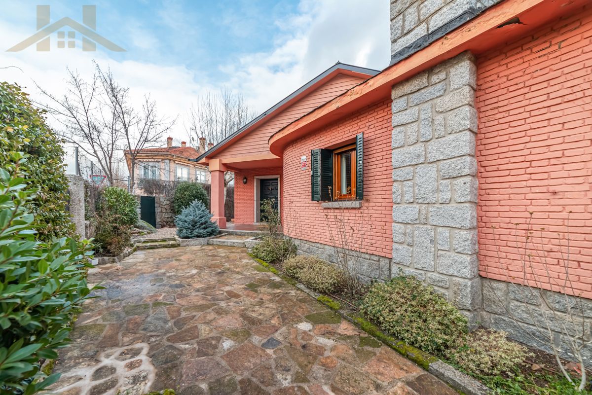 Exterior view of House or chalet for sale in El Escorial  with Heating, Private garden and Terrace