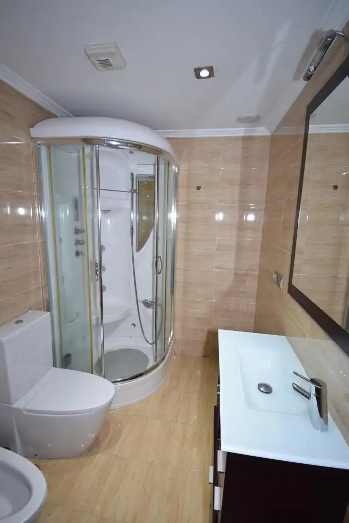 Baño de Apartamento en venta en A Coruña Capital  con Calefacción, Trastero y Amueblado