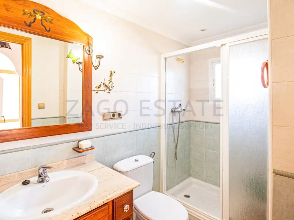 Baño de Casa adosada en venta en La Nucia con Jardín privado, Amueblado y Horno