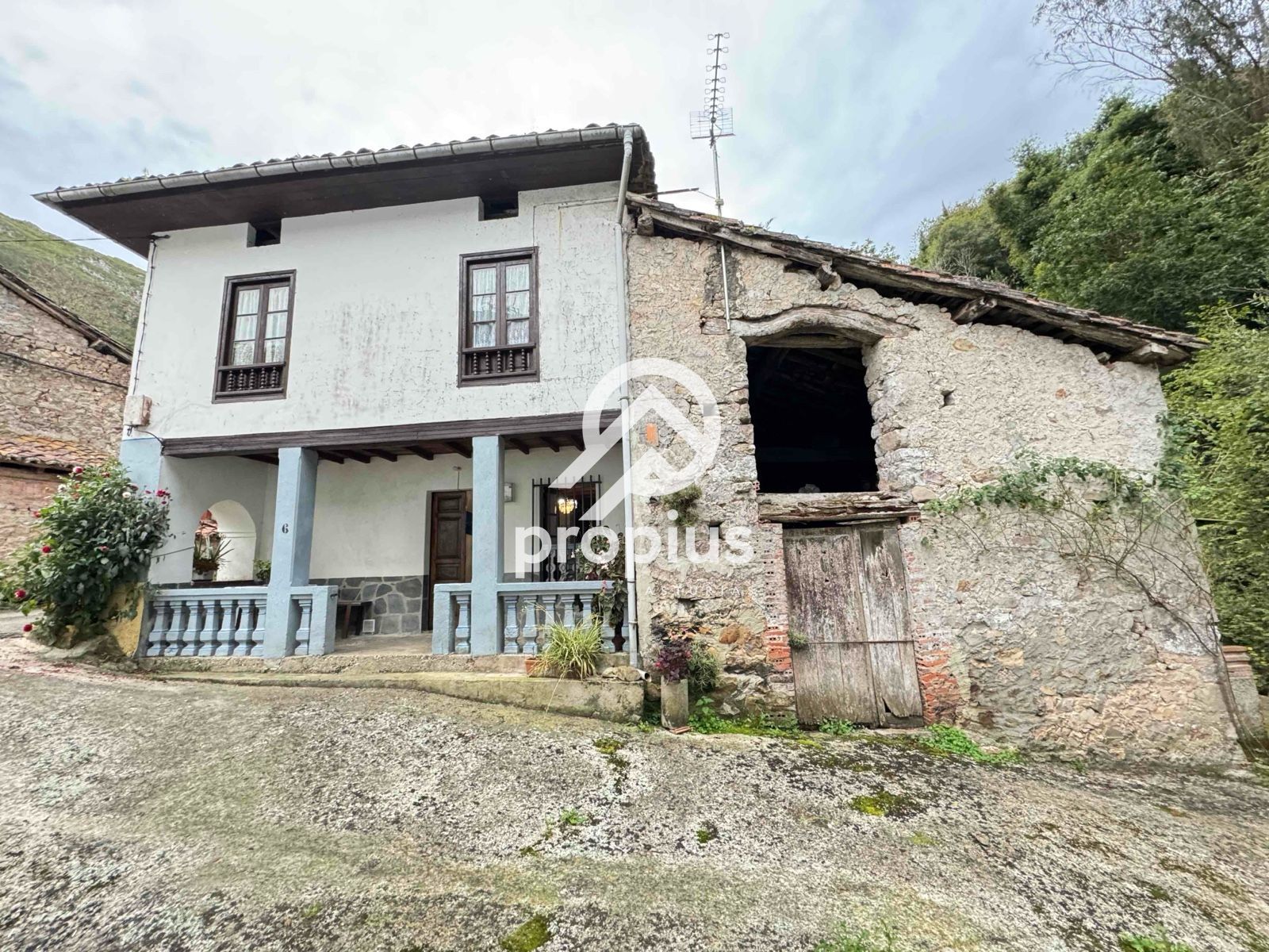 Vista exterior de Casa adosada en venda en Llanes amb Calefacció, Terrassa i Traster