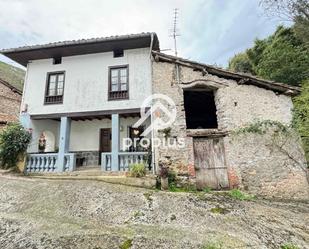 Vista exterior de Casa adosada en venda en Llanes amb Calefacció, Terrassa i Traster