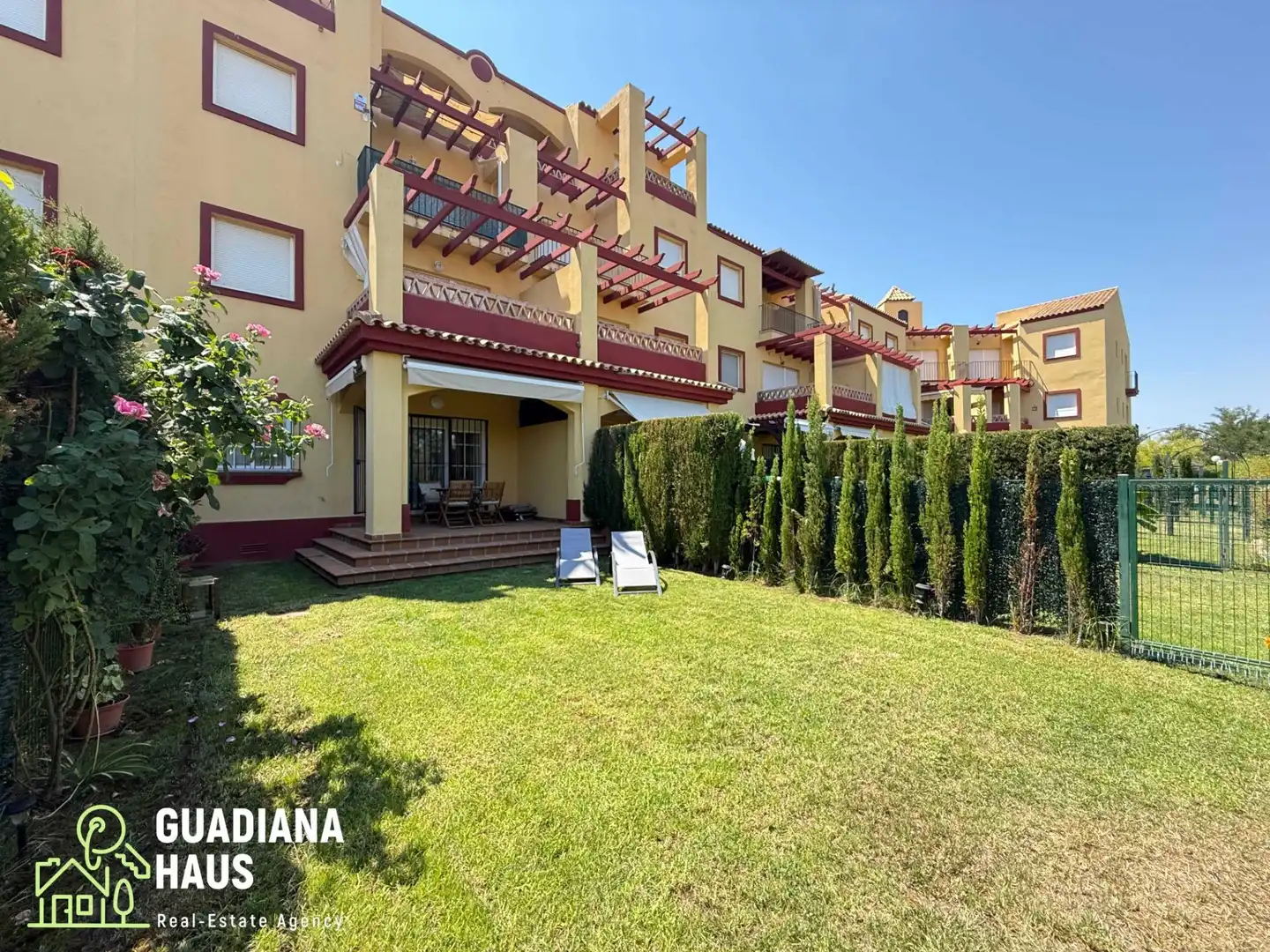 Außenansicht von Wohnungen zum Verkauf in Ayamonte mit Privatgarten, Terrasse und Gemeinschaftspool